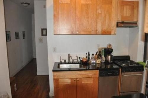 3rd image of 122 E 235th St