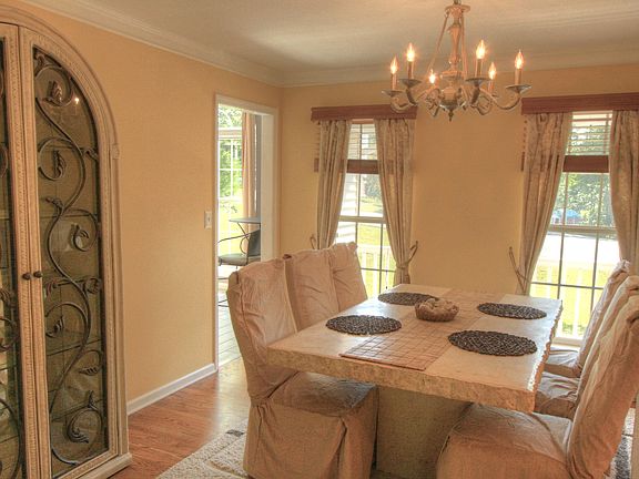 Dining Room -lots of light!