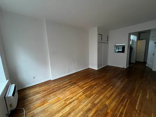 Rented by Salon Realty Corp | media 10