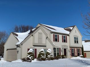 942 Parkton Dr, Waukesha, WI 53189