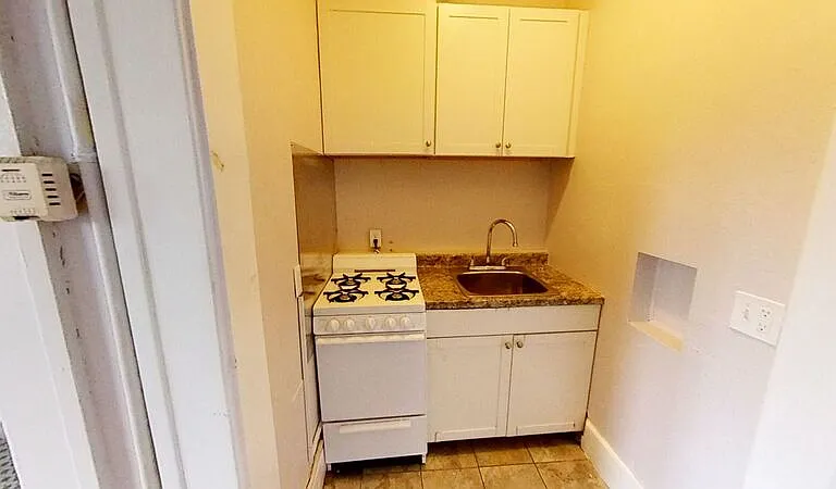 2005 Dewey Ave #7 — Photo 4