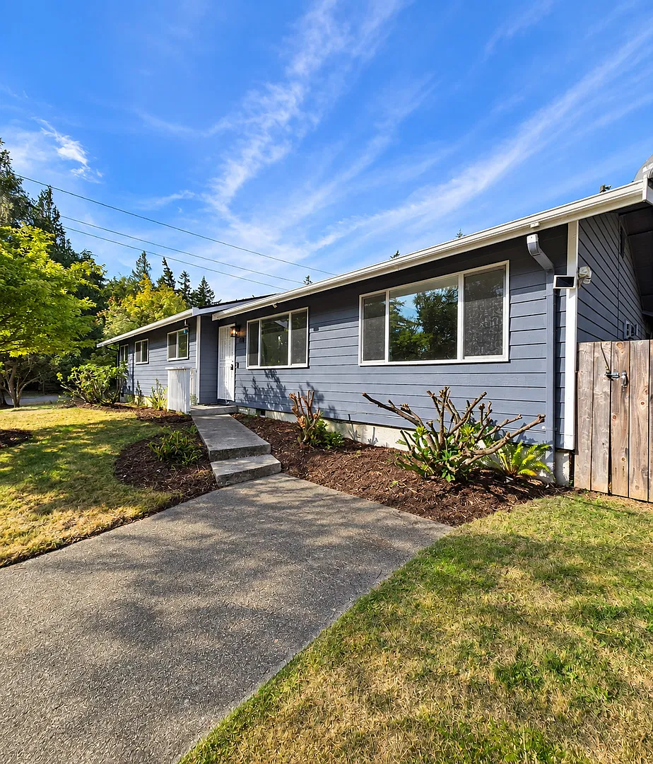 3 Bed, 2 Bath Castle Hill Home For Rent in Port Townsend! (Newly Remodeled) — Photo 2