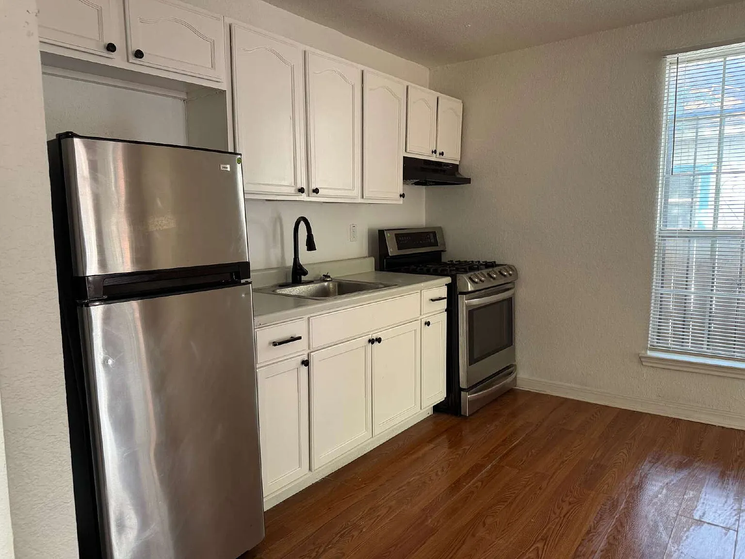 3 bed, 2.0 bath, 981 sqft, $1,345 — Photo 3