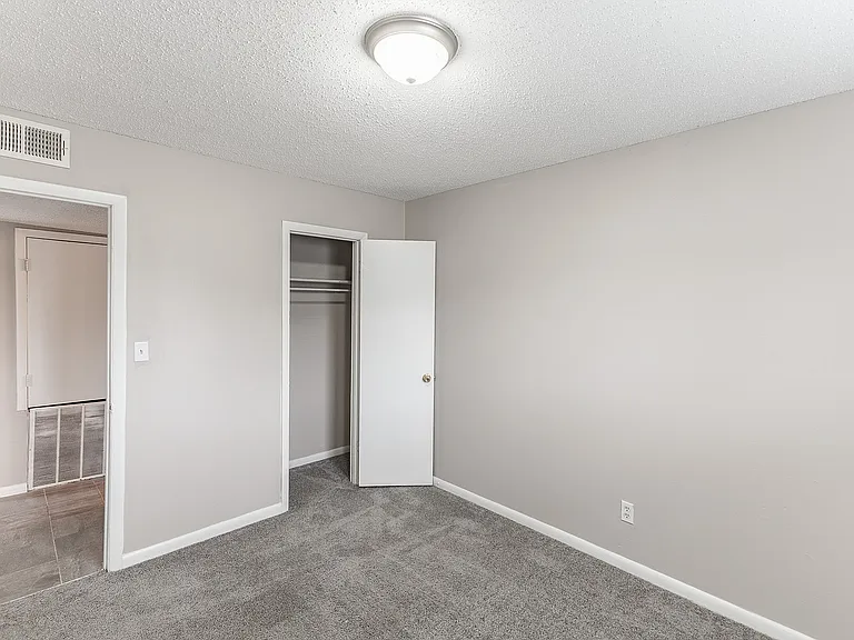 Mirabeau Apartments — Photo 18