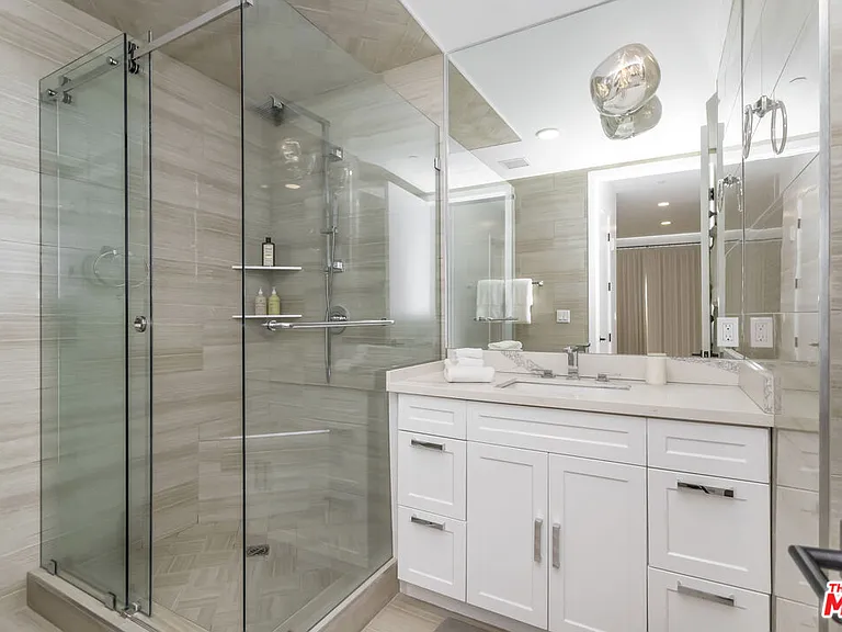 137 N Doheny Dr #4 — Photo 32