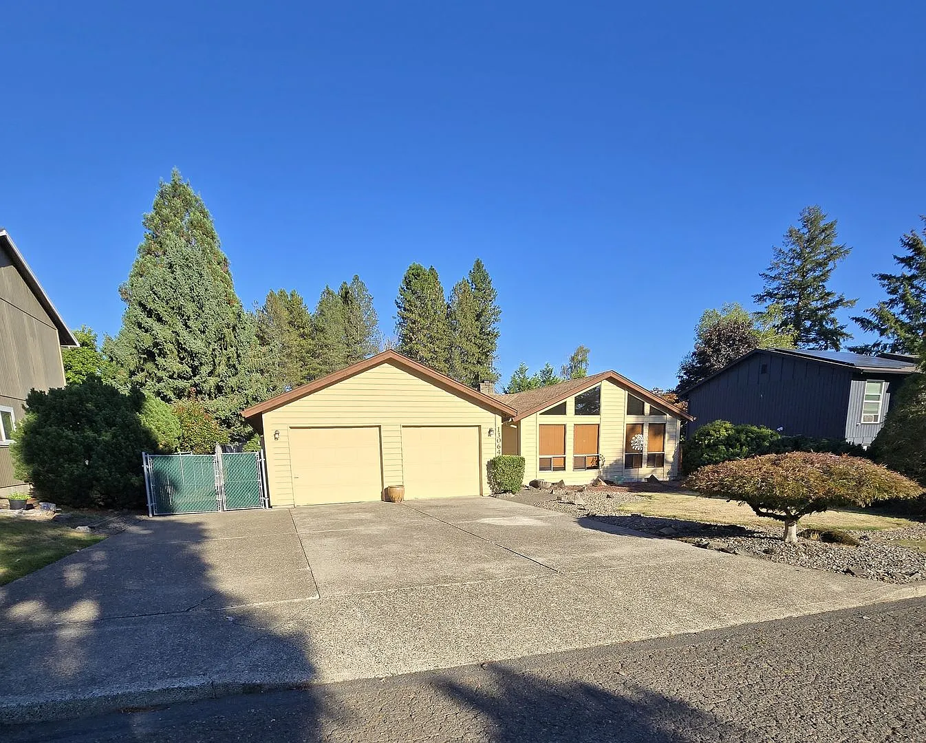 Rare One level Ranch -Huge Fenced Backyard Includes Yard Service- Happy Valley — Photo 1
