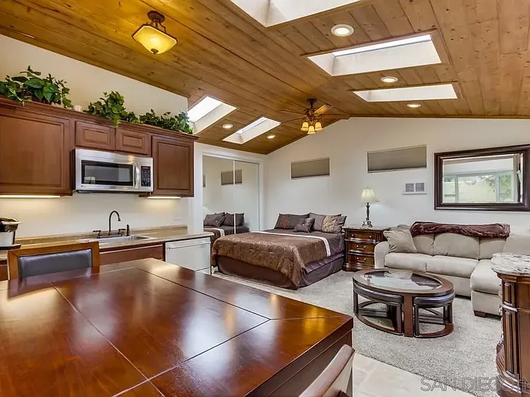 2377 Linwood St — Photo 3
