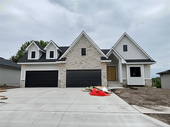 15801 Hickory Dr, Urbandale, IA 50323