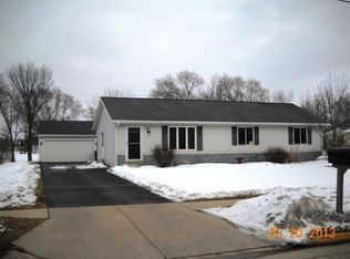 924 Clarendon Ave, Mukwonago, WI 53149