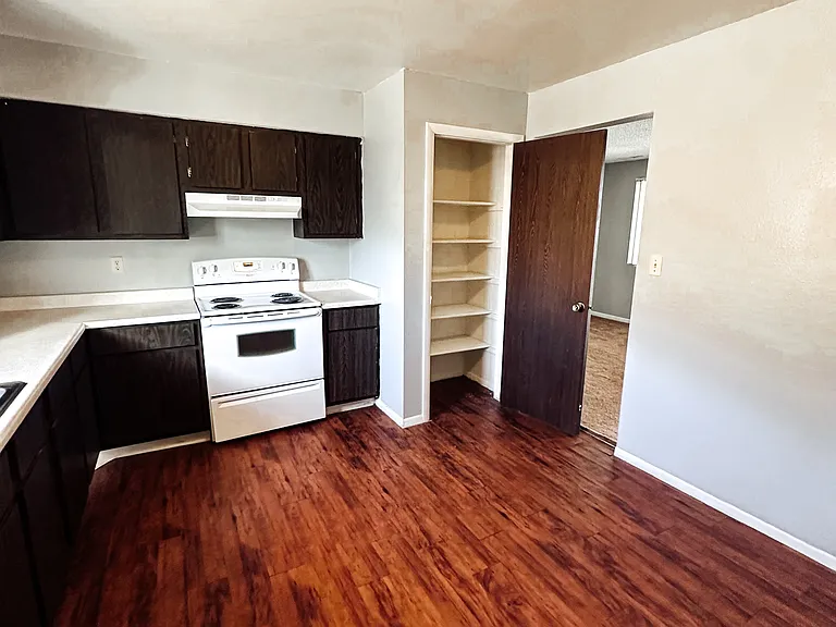 1627 W Maple St — Photo 1