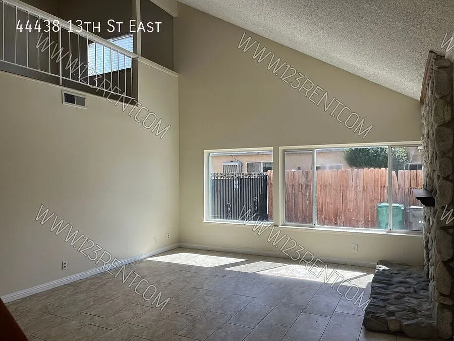 6bd/ 2bth Single Family Home East Lancaster — Photo 3