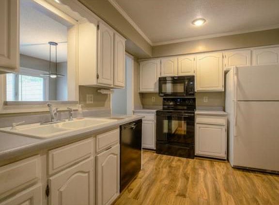3rd image of 9432 W 120th St