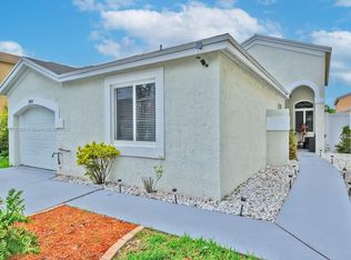 2810 River Run Cir E, Miramar, FL 33025