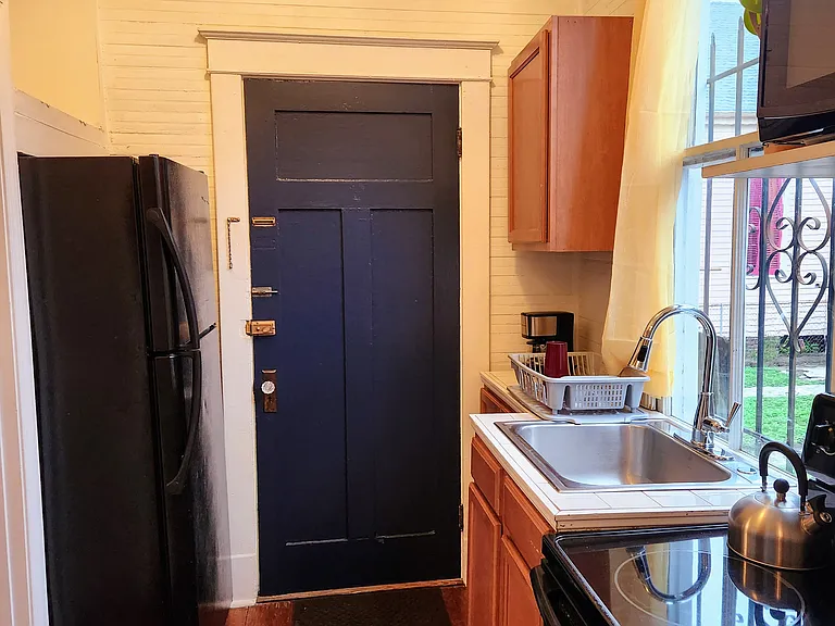 828 Mazant St #B — Photo 5