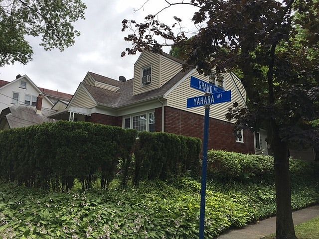 HOUSE VIEW WITH STREET SIGNS