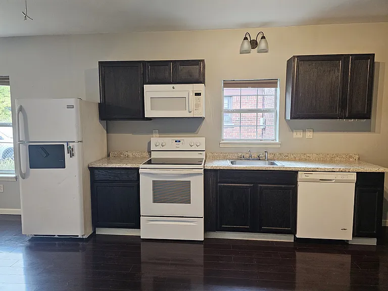 605 Loeb St — Photo 8