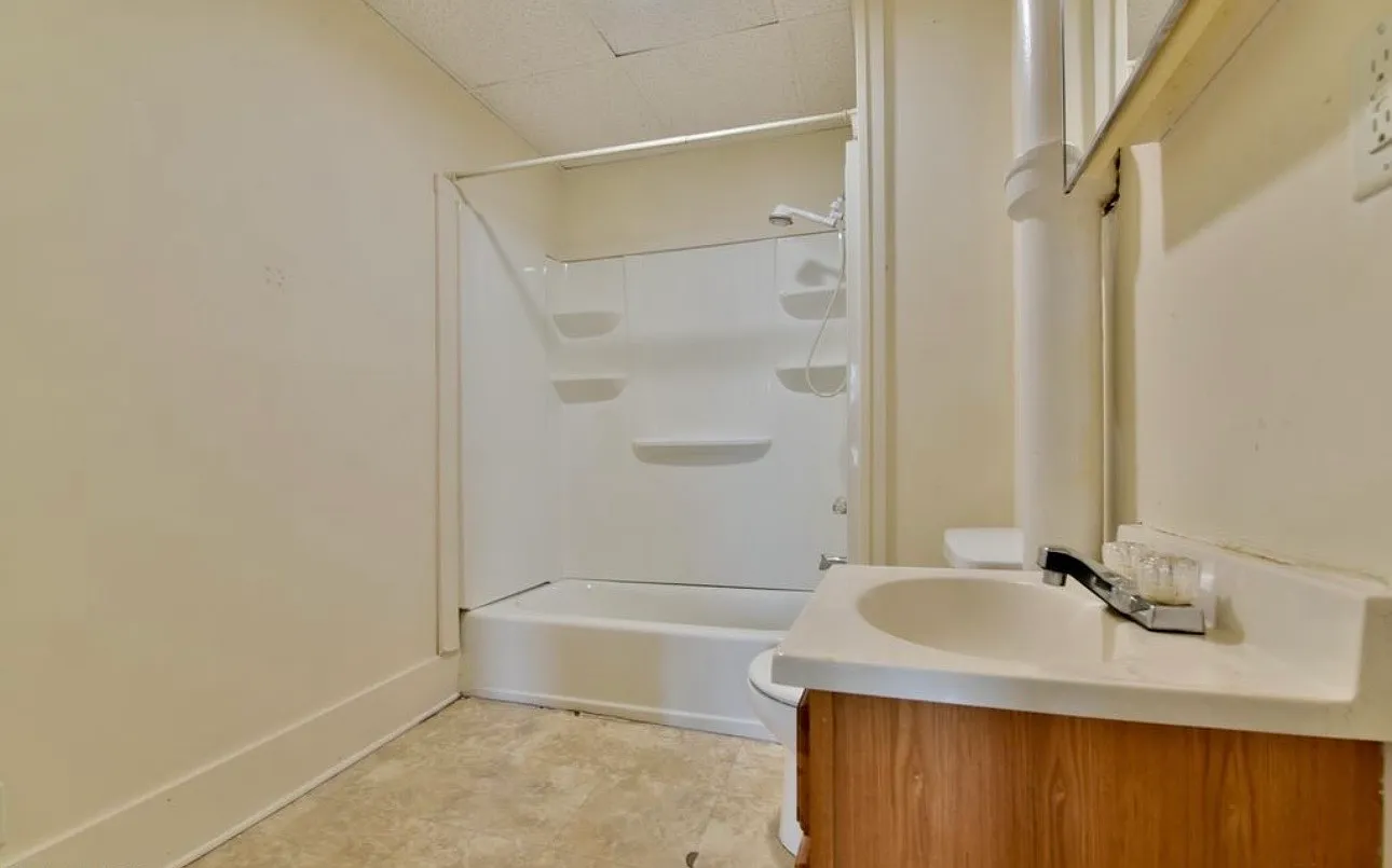 3 bed, $1,300 — Photo 3