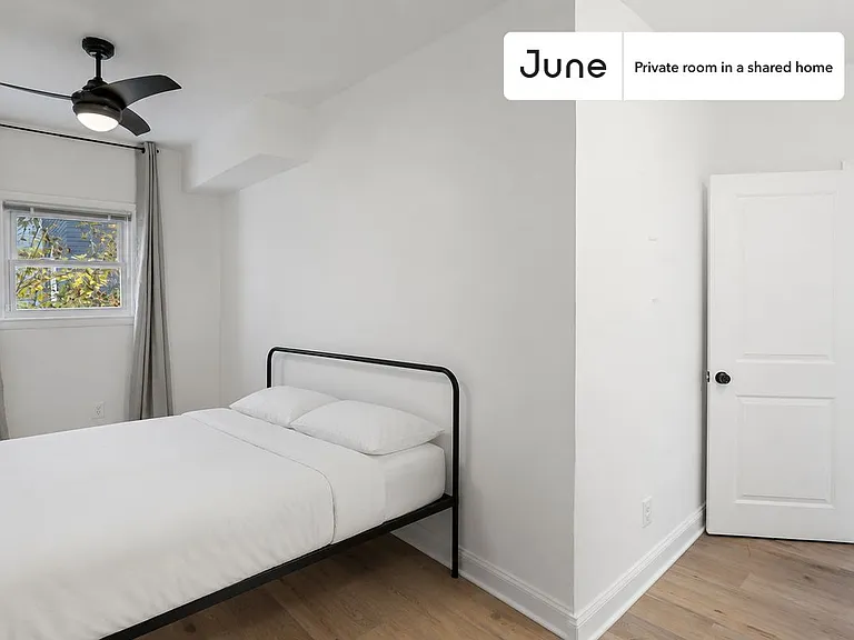 529 42nd St NE #B — Photo 1