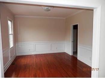 5th image of 215 Scott Ln