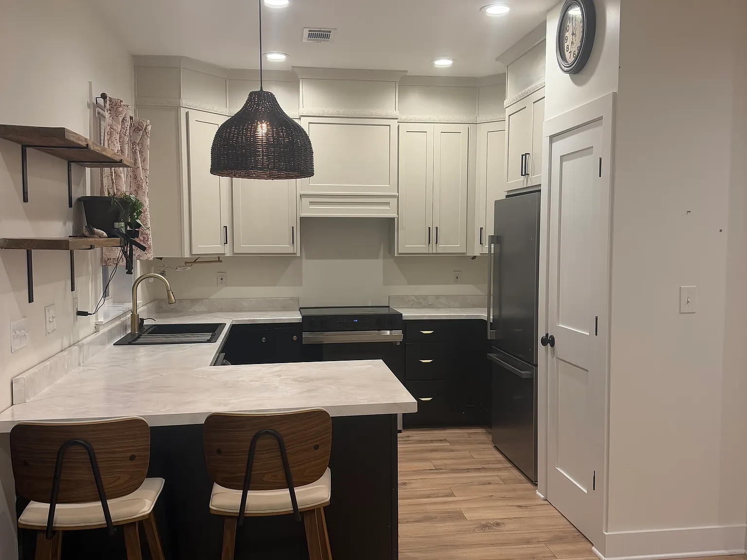 2 bed, 908 sqft, $1,700 — Photo 1