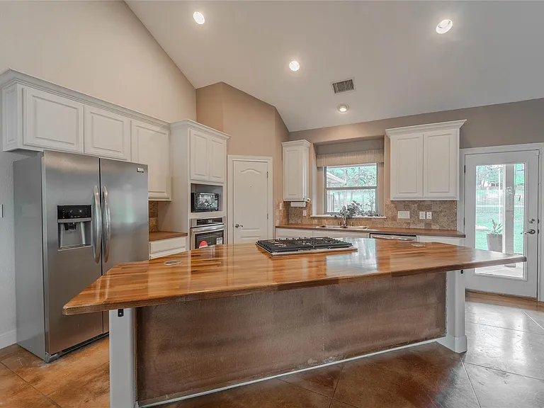 19013 Venture Dr — Photo 6