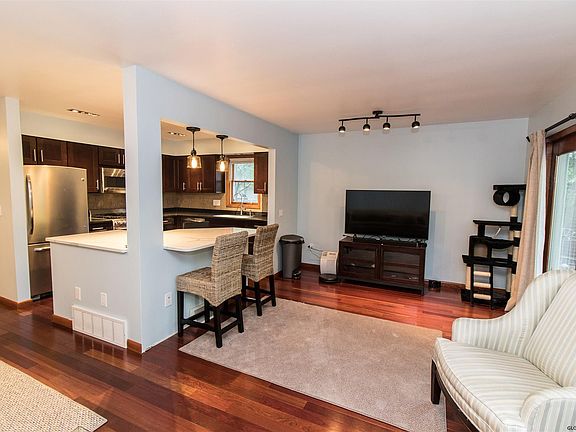 5th image of 8 Brenden Ct