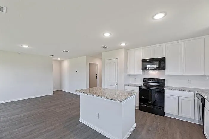 3 bed, 2.0 bath, 1298 sqft, $1,895 — Photo 3