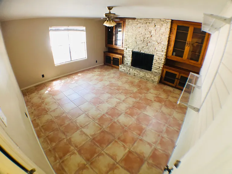 1709 Deerfield Dr — Photo 2