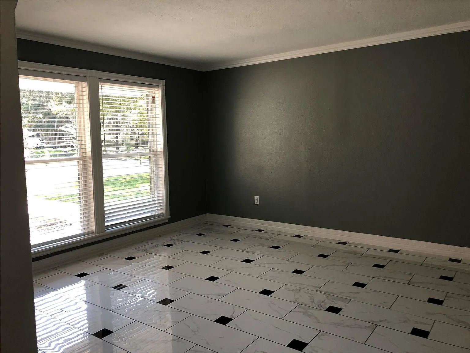 4 bed, 2.5 bath, 2616 sqft, $2,400 — Photo 3