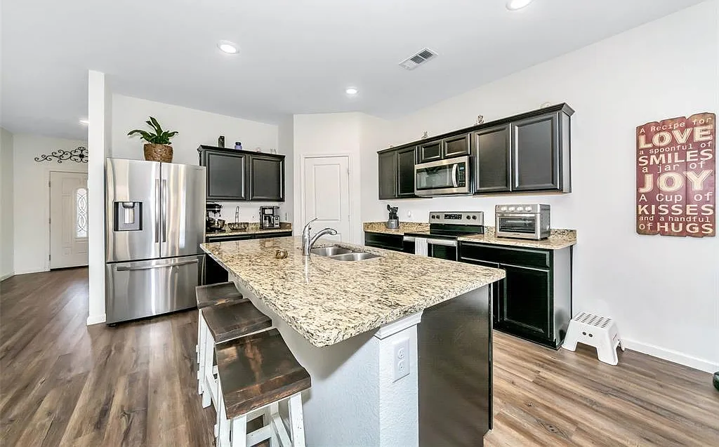 5 bed, 2772 sqft, $875 — Photo 3