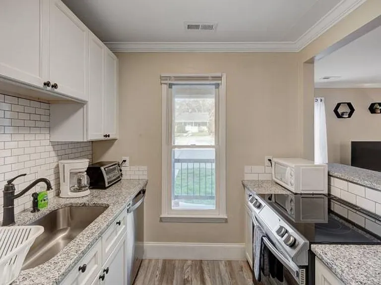 2225 Summit St #1 — Photo 5