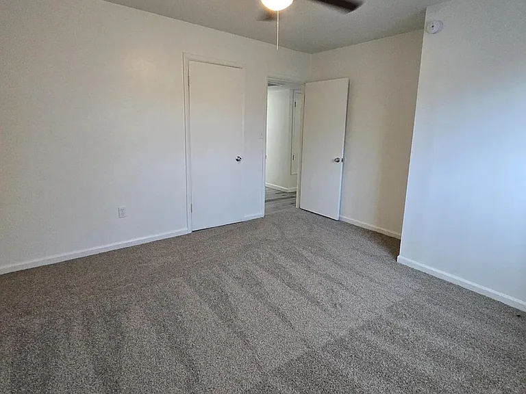2230 E Beverly Ln — Photo 15