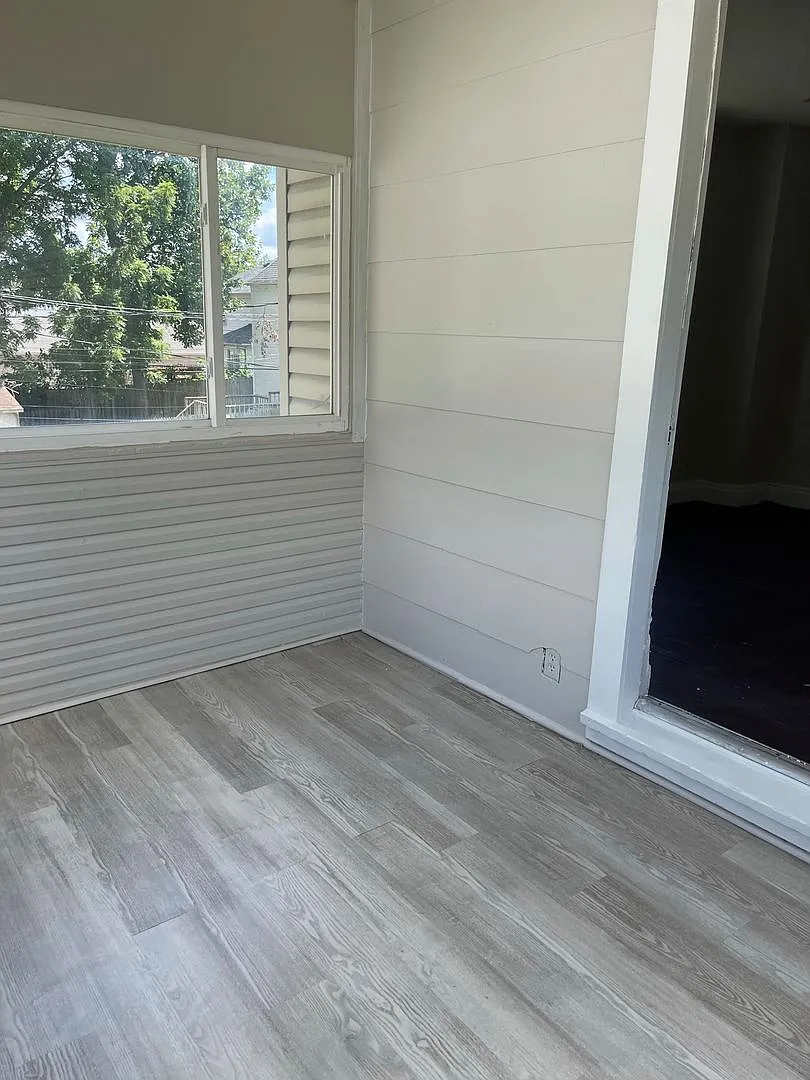 Huge Home with 3 Bedrooms and 1 Bath — Photo 4