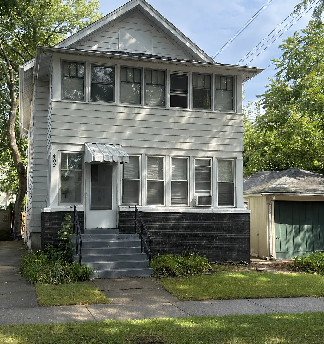 6 bed, $9,400 — Photo 1