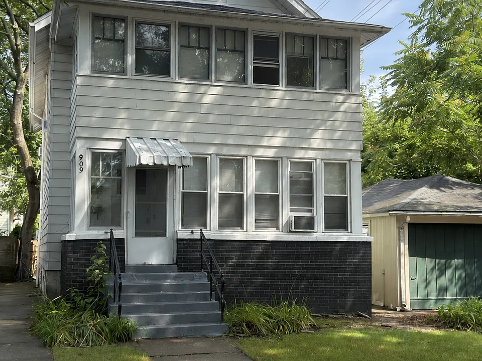 909 Hamlin St