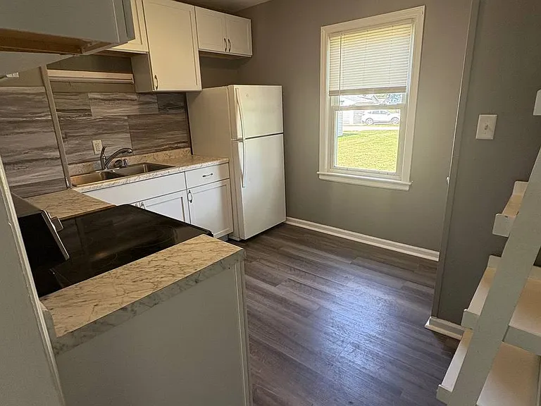 1121 Locke Ave — Photo 6