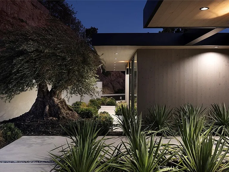 9015 Alto Cedro Dr — Photo 11