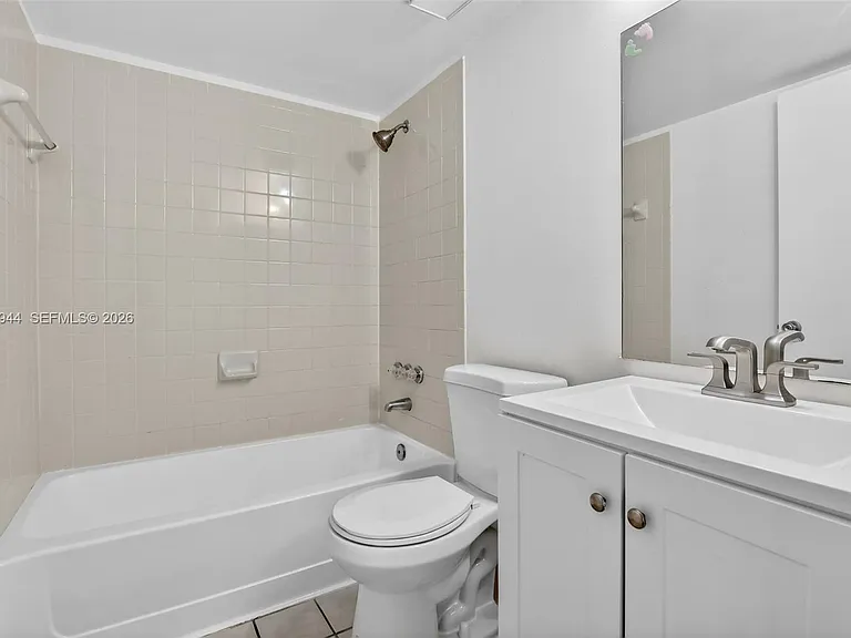 400 Palm Cir W #306 — Photo 11
