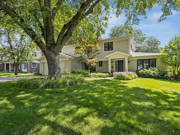 455 W Hawthorne Ct, Lake Bluff, IL 60044