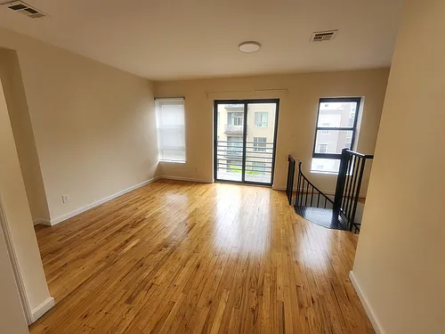 114 Leonard St #3 Photo 1