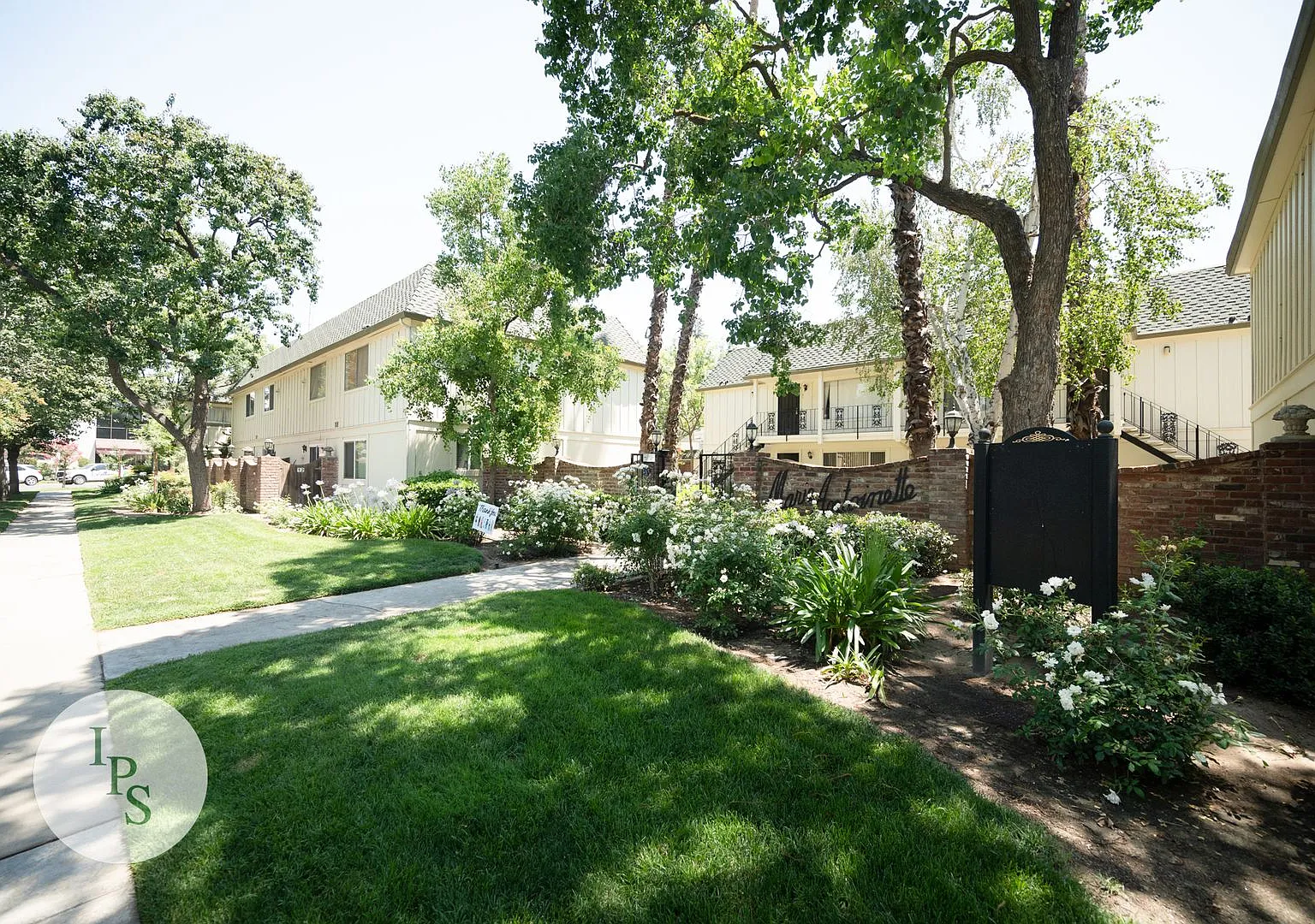Move in by September 1st and get the rest of August FREE! - Fig Garden TownHome, 2BR/1BA Great lo... — Photo 2