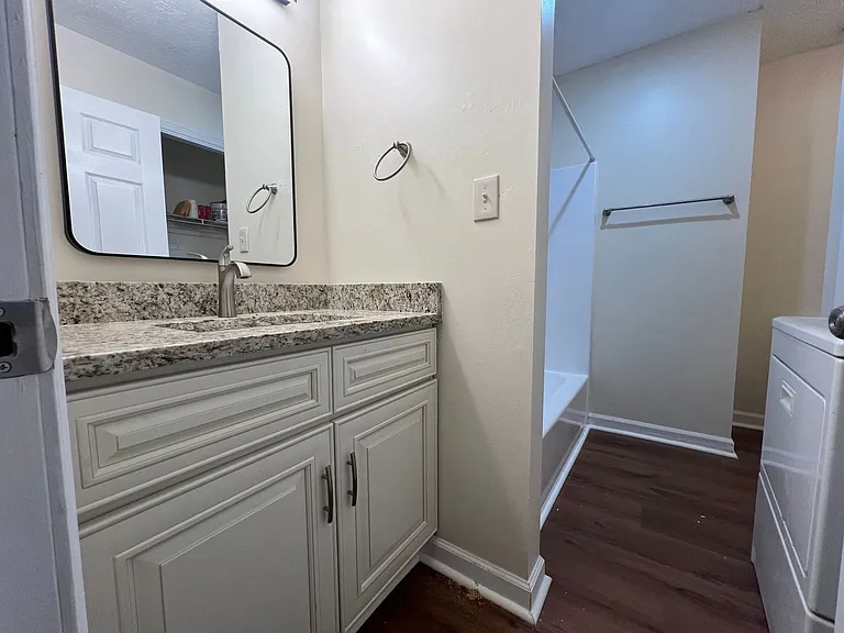 2410 Hillboro Cir SW — Photo 8