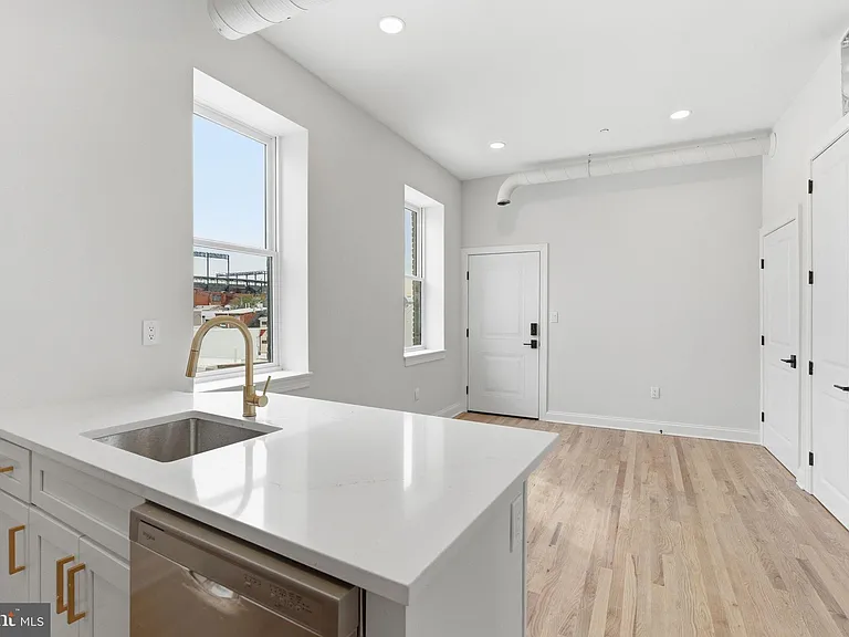 337 S Fremont Ave — Photo 6