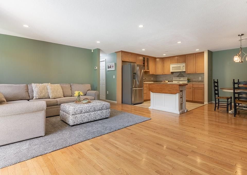 1st image of 10 Bourbon St APT 8