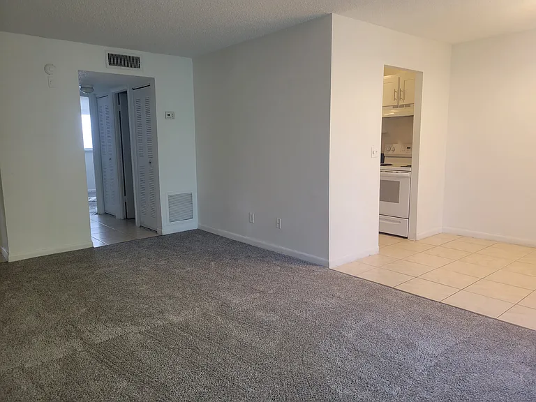 Executive House Apartments — Photo 20