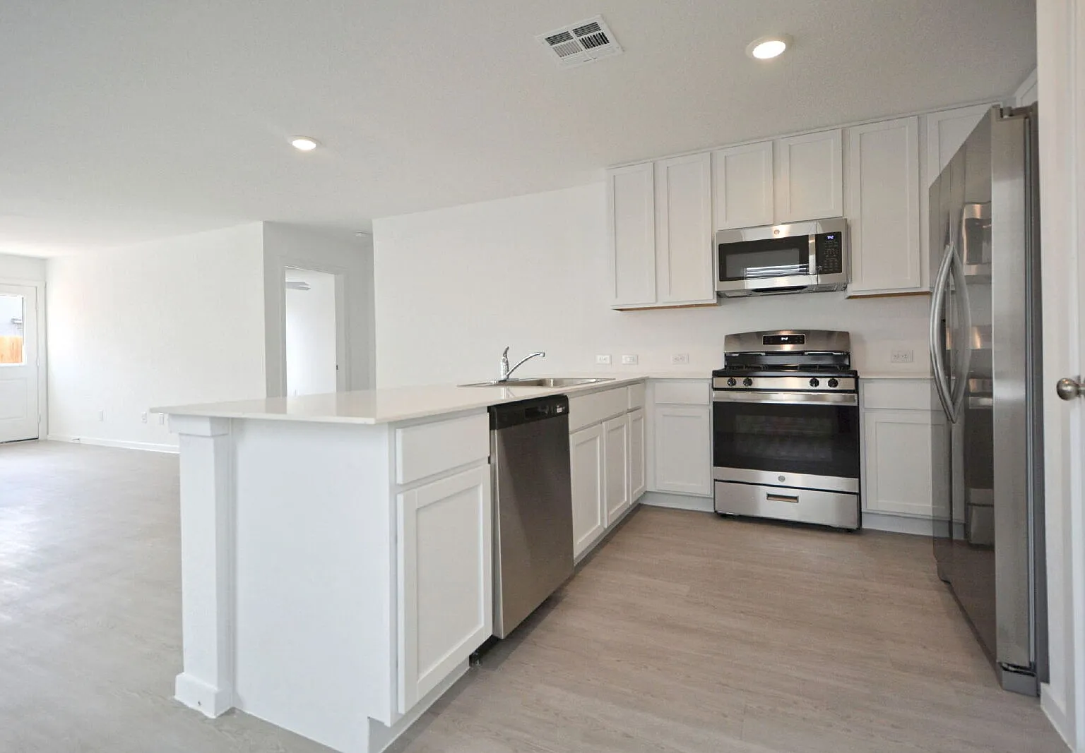 3 bed, 2.0 bath, 1380 sqft, $1,350 — Photo 4