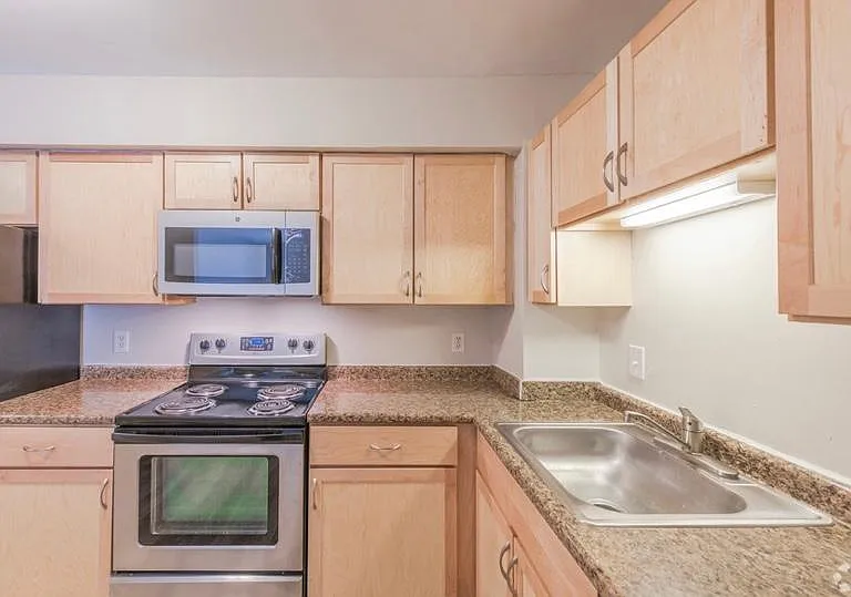 Highland House Apartments — Photo 43