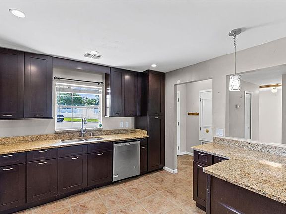 3rd image of 302 Reid Ct