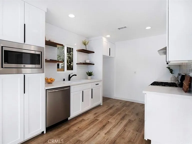 2121 S Redondo Blvd — Photo 7