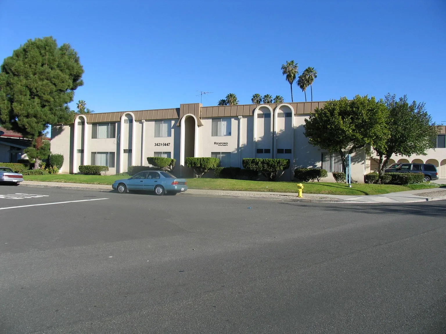 Wonderful 2 Bedroom 2 Bath Upstairs End Unit — Photo 2